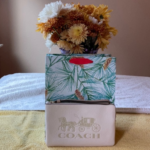 🐴 COACH LARGE CORNER WRISTLET WITH HORSE AND CARRIAGE 🐴 - Picture 3 of 16